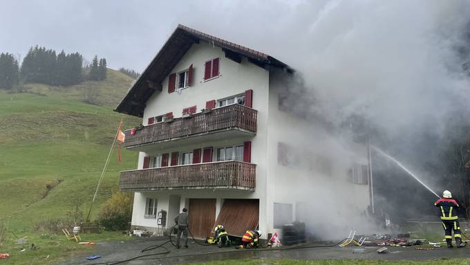 Polizei verhaftet eine Person nach Brand in Alpthal