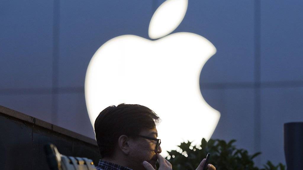 Vor einem Apple-Laden in Peking: Der Verkauf von iPhones ging bei Apple erneut zurück, dafür nahm der US-Konzern mehr ein mit seinen Services sowie den iPads. (Archivbild)
