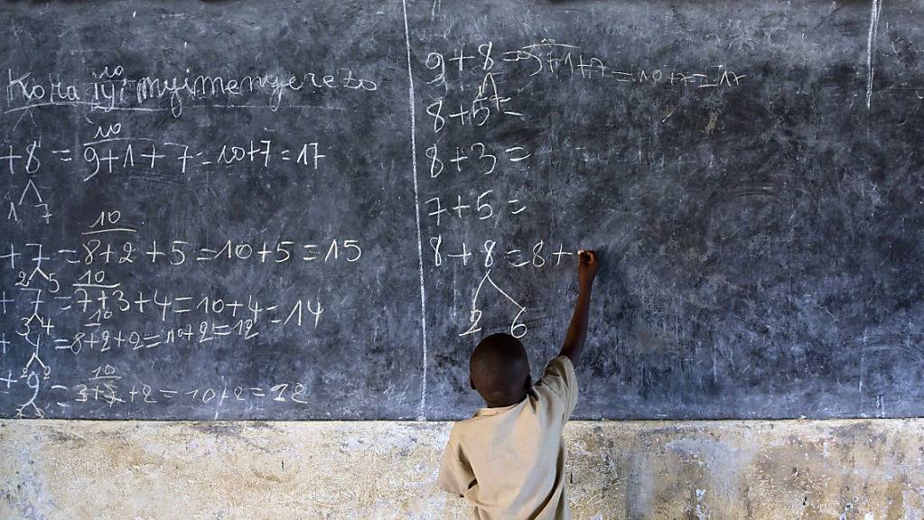 ARCHIV - In einer Schule in Rumonge, im Süden von Burundi, löst ein Junge Mathematikaufgaben an der Tafel. Seit fast einem Jahr sind nach Angaben von Unicef mehr als 168 Millionen Kinder weltweit wegen Maßnahmen gegen die Corona-Pandemie vom Schulunterricht ausgeschlossen. Foto: Thomas Schulze/dpa-Zentralbild/dpa