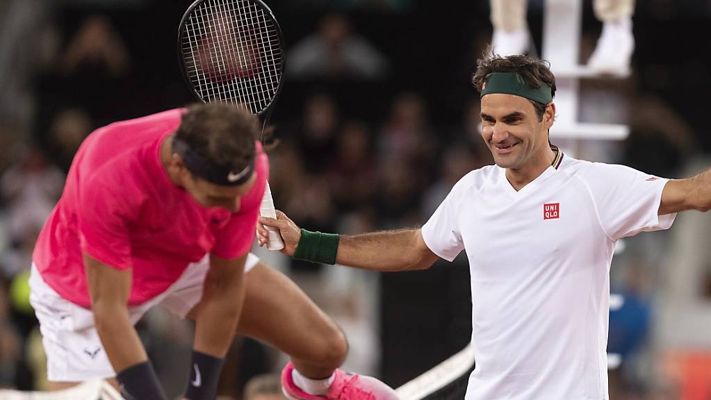 Grosse Rivalen und gute Kollegen: Weil sich Roger Federer und Rafael Nadal derzeit nicht auf dem Tennisplatz duellieren können, versuchen sie sich im Internet aus der Reserve zu locken
