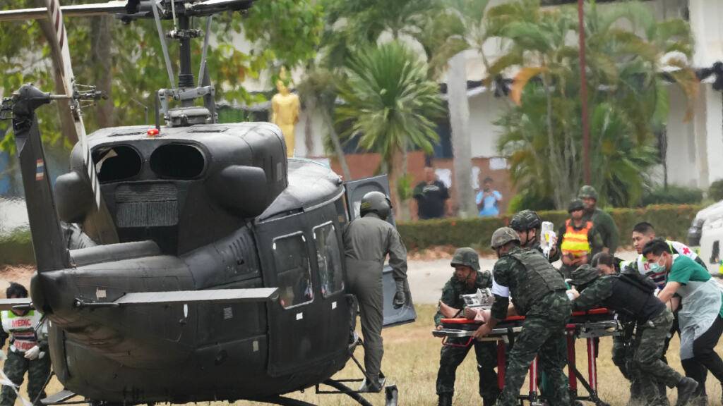 Ein verwundeter thailändischer Soldat wird nach Zusammenstößen zwischen thailändischen und kambodschanischen Soldaten in der thailändischen Provinz Surin in ein Krankenhaus gebracht. Foto: Sakchai Lalit/AP/dpa