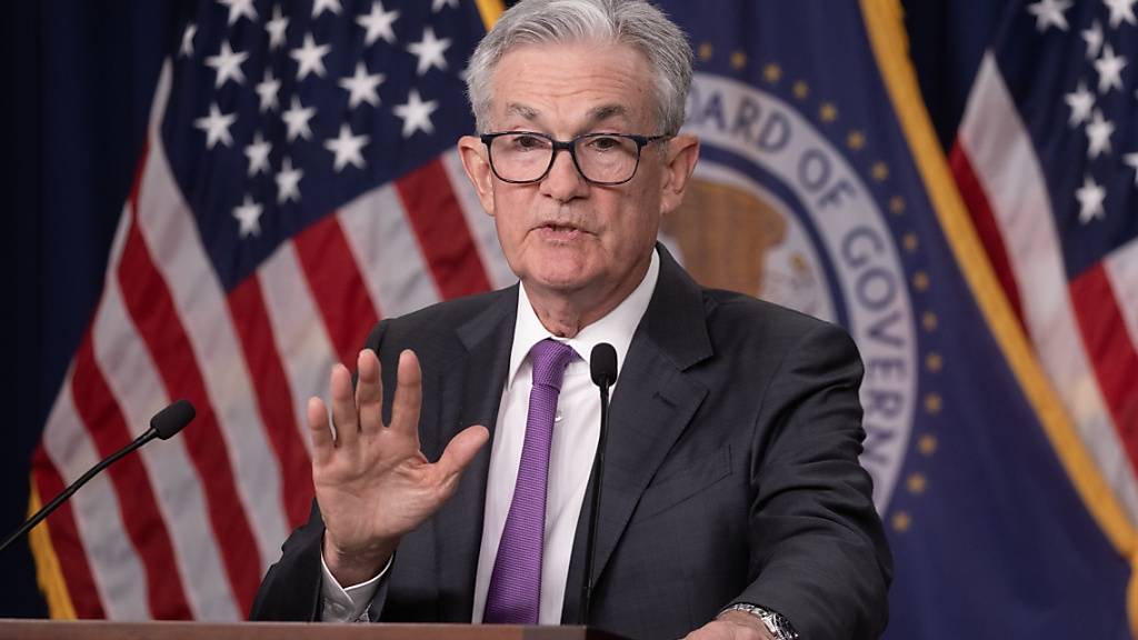 Die US-Notenbank Fed und ihr Chef Jerome Powell legen im September eine Zinspause ein. Der Leitzins bleibt in den USA in der Spanne von 5,25 bis 5,50 Prozent.(Archivbild)