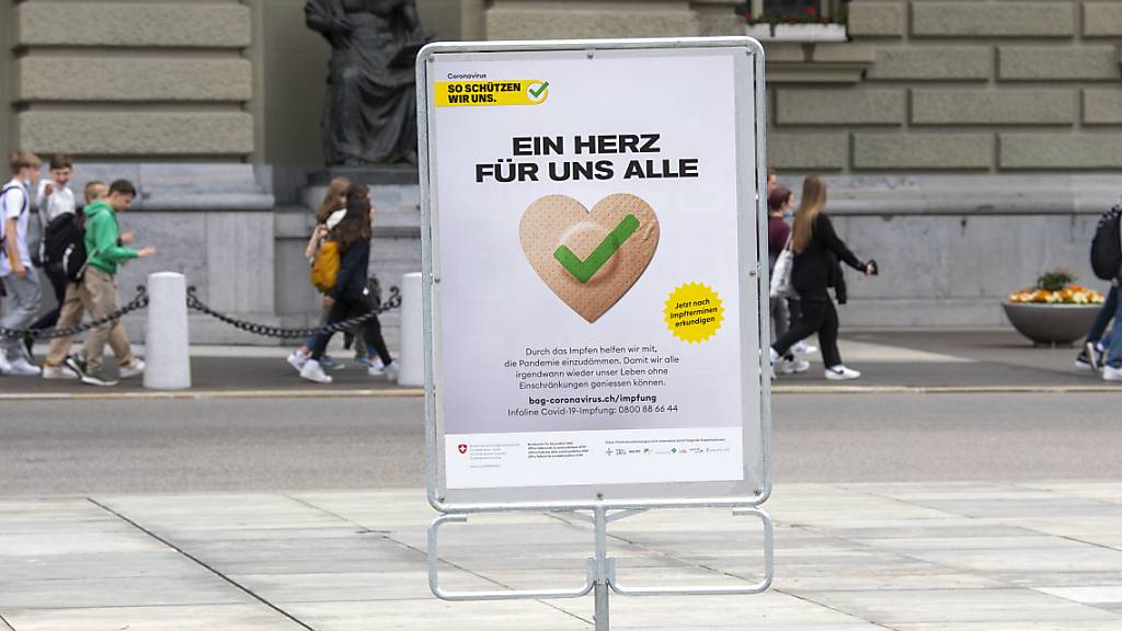 Ein Plakat des BAG wirbt auf dem Bundesplatz für die Covid-Impfung. (Archivbild)