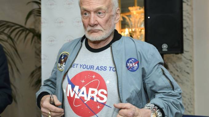 Ex-Astronaut Buzz Aldrin kopiert seinen Stiefelabdruck in Zermatt