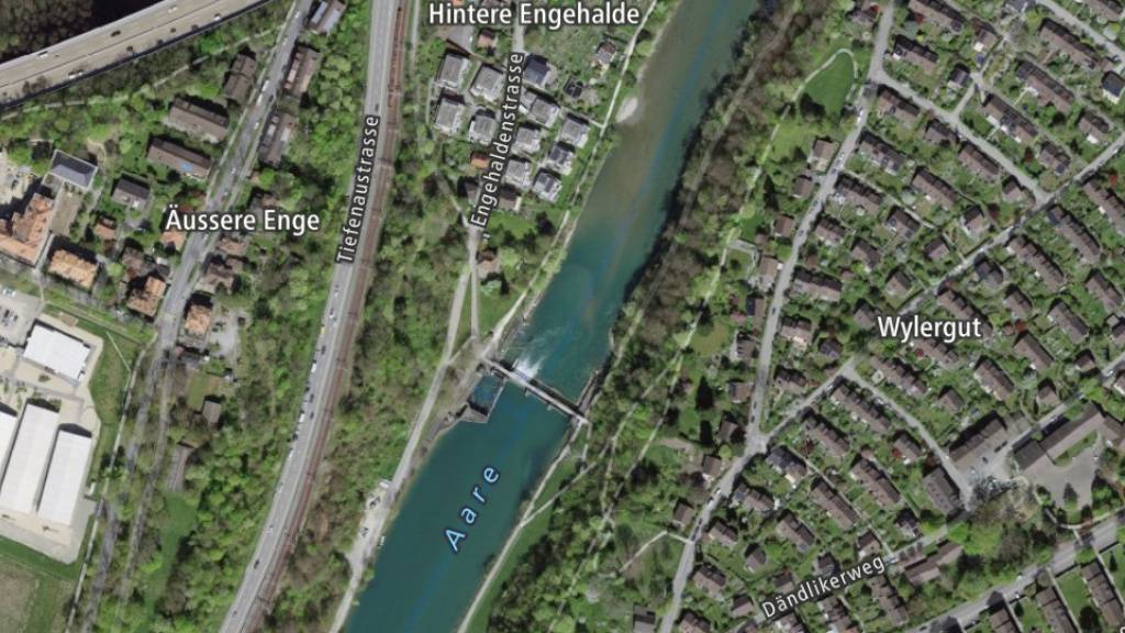 In der Nähe des Stauwehrs Engehalde in Bern sind am Sonntag zwei Stand-up-Paddler in Schwierigkeiten geraten.