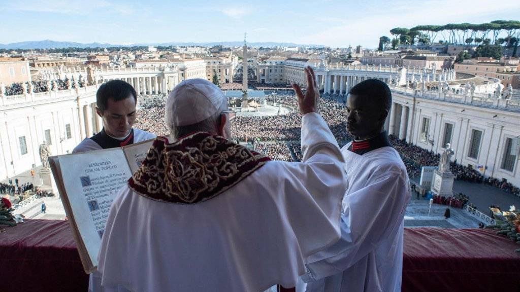 Aus Sicherheitsgründen werden Besucher auf dem Petersplatz in grösserer Entfernung vom Papst (mittlere Person) gehalten.