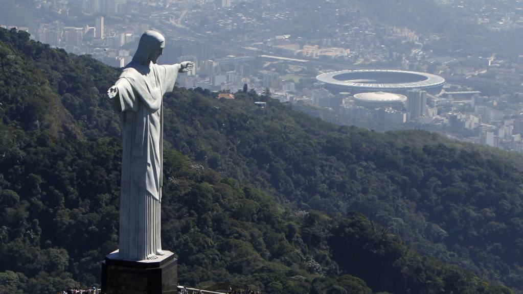 In Brasilien ist ein Streit um die Unterbringung von Coronavirus-Patienten in Sportstätten, wie das berühmte Maracanã-Stadion in Rio de Janeiro entbrannt. (Archivbild)