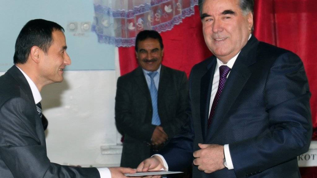 Der Präsident Tadschikistans, Emomali Rachmon (rechts), bei einer früheren Abstimmung. Der Machthaber will mit einer Verfassungsänderung auf längere Sicht die Macht seiner Familie sichern. (Archivbild)
