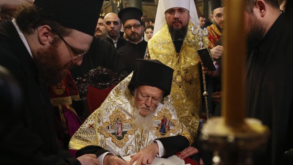Die oberste Autorität der Orthodoxie, der Patriarch Bartholomaios von Konstantinopel mit Sitz in Istanbul, unterschrieb am Samstag einen Erlass, welcher die orthodoxe Nationalkirche in der Ukraine formell für unabhängig erklärt.