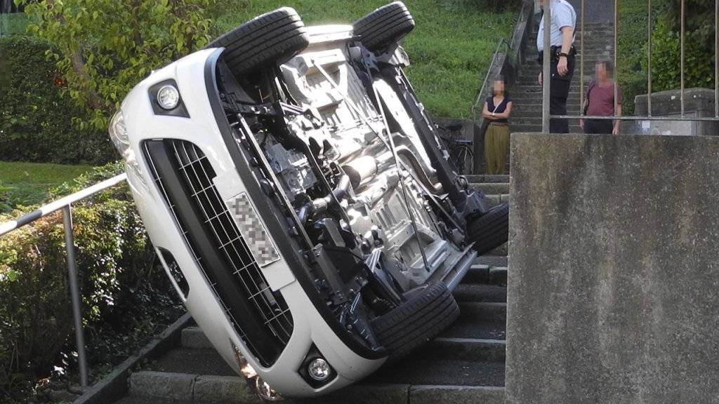 Beim Parkieren auf Abwege geraten: Auto stürzt in Winterthur Treppe hinunter.
