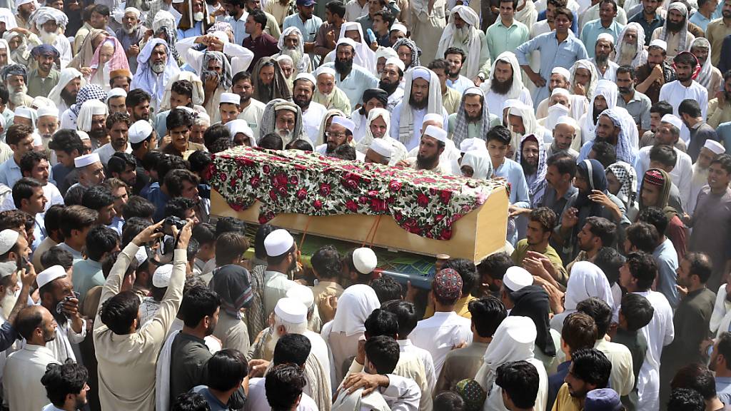 Die Anteilnahme der Menschen nach dem gestrigen Anschlag ist groß: Hunderte Angehörige und Trauernde versammeln sich um die Särge der Opfer und nehmen Abschied. Foto: Mohammad Sajjad/AP/dpa