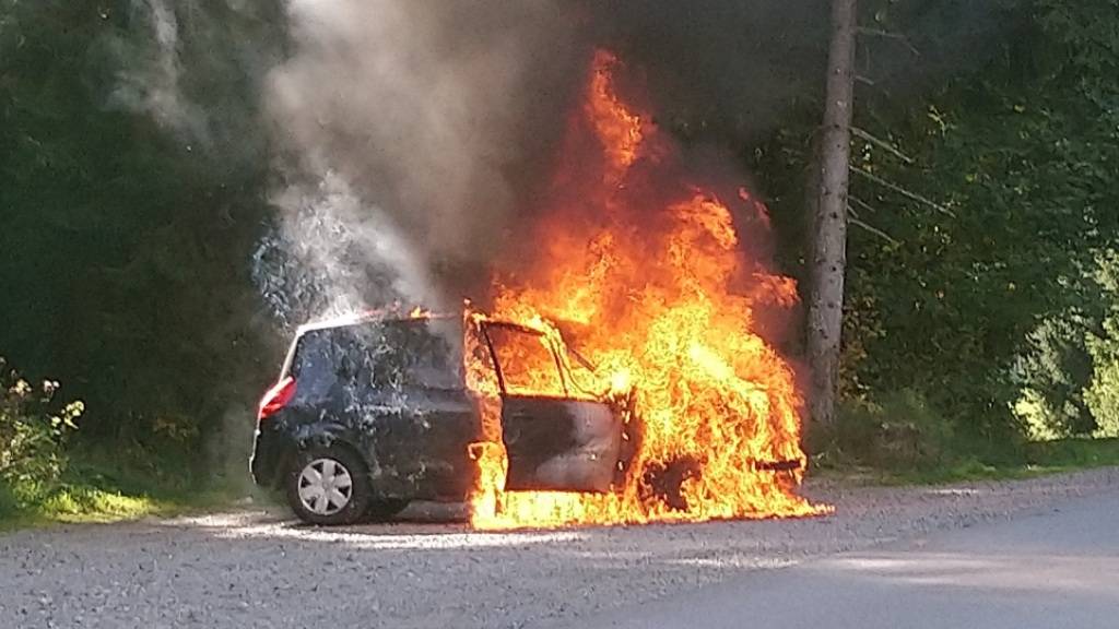 In Urnäsch AR brannte ein Auto komplett aus.