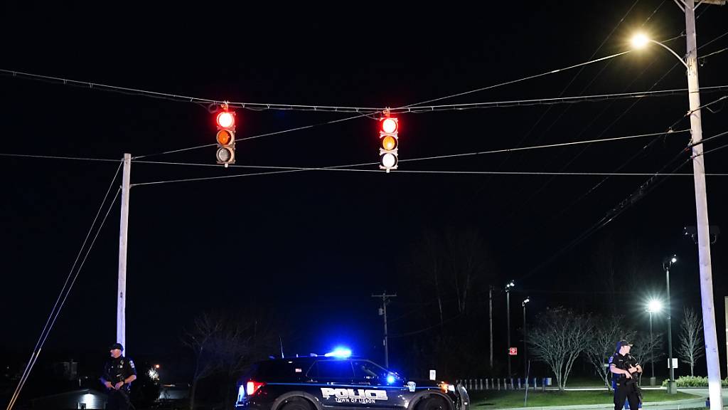 48 Stunden nach dem verheerenden Massaker mit 18 Toten in der Kleinstadt Lewiston im US-Bundesstaat Maine, hat die Polizei die Leiche des Schützen gefunden. Foto: Robert F. Bukaty/AP/dpa