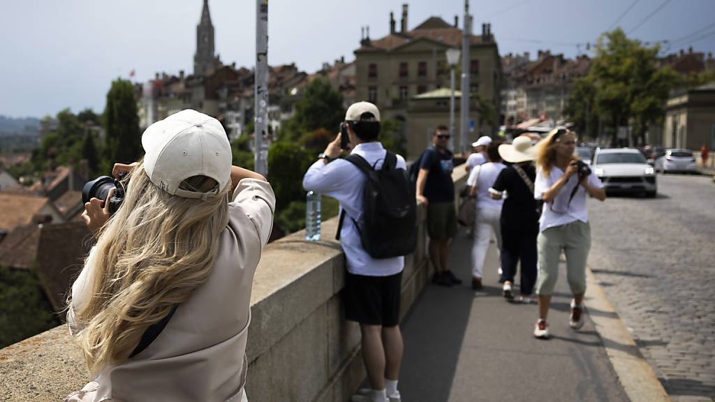 Tui will vermehrt Touristen aus Lateinamerika nach Europa locken. Im Bild Touristen auf der Nydeggbrücke beim Bärenpark in Bern. (Archivbild)