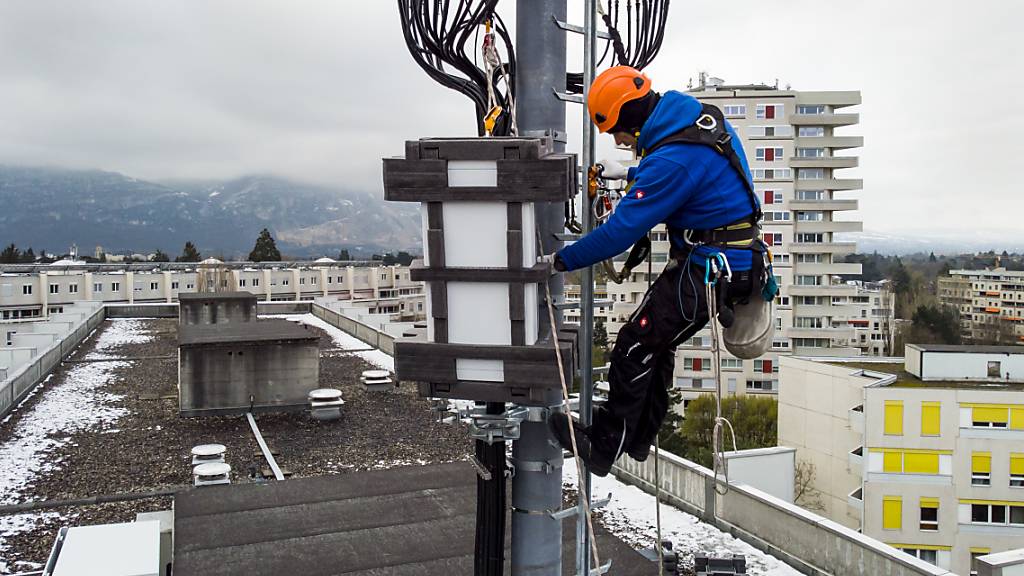 Ein Techniker installiert im April dieses Jahres auf einem Genfer Gebäude eine 5G-Antenne. (Archivbild)