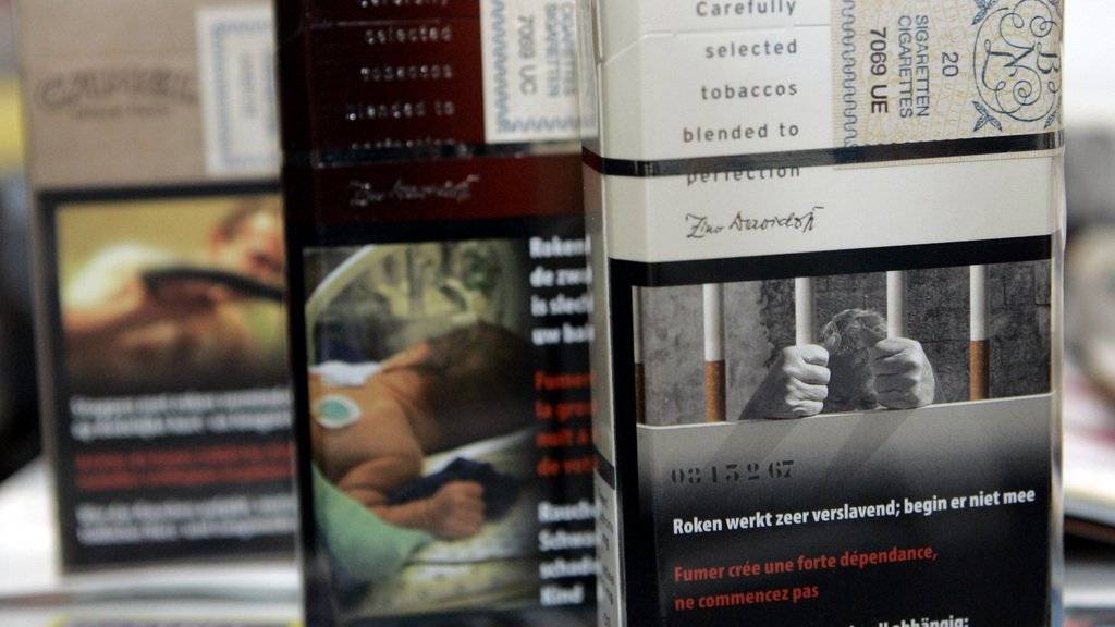 Grosse Warnbilder auf belgischen Zigarettenpackungen. Auch in Deutschland muss die Kombination aus Bildern und Warnhinweisen künftig mindestens 65 Prozent der Vorder- und Rückseite der Packungen einnehmen (Archiv)