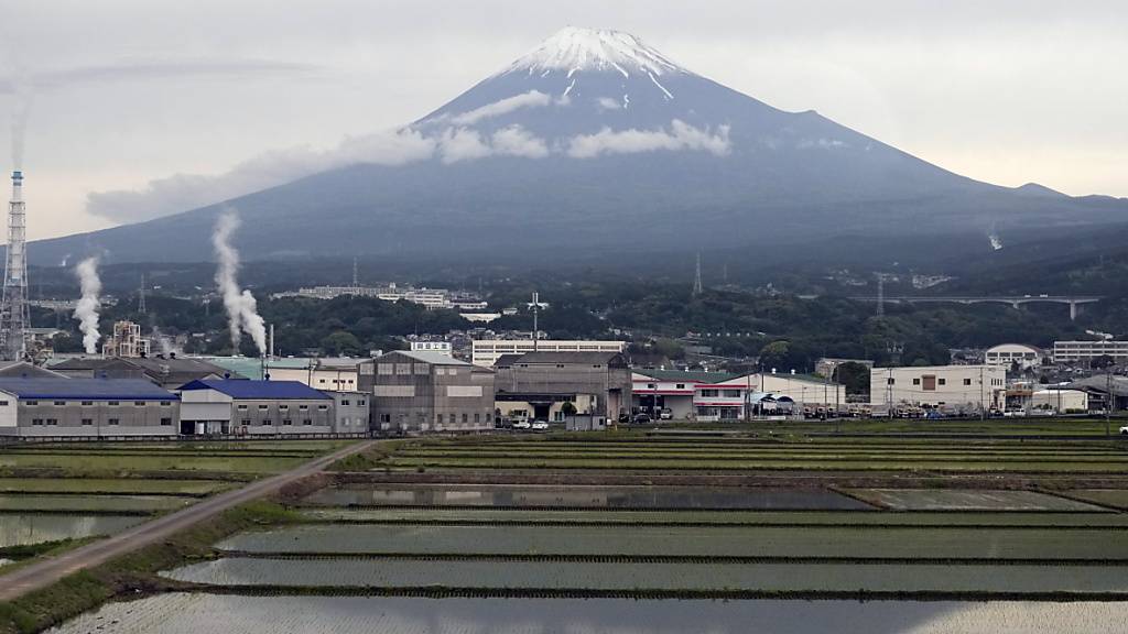 Aussichtspunkt zum Berg Fuji wird mit schwarzer Wand abgeschirmt