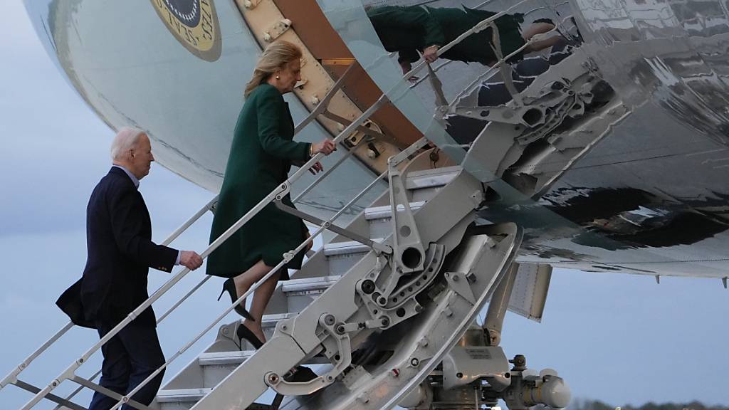 Joe Biden, Präsident der USA, und Jill Biden, First Lady der USA, gehen auf dem Hartsfield-Jackson Atlanta International Airport an Bord der Air Force One, nachdem sie auf einer Wahlkampfveranstaltung in Atlanta gesprochen haben. Foto: Manuel Balce Ceneta/AP/dpa