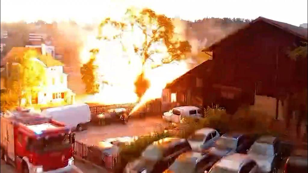 Vier Feuerwehrleute verletzt