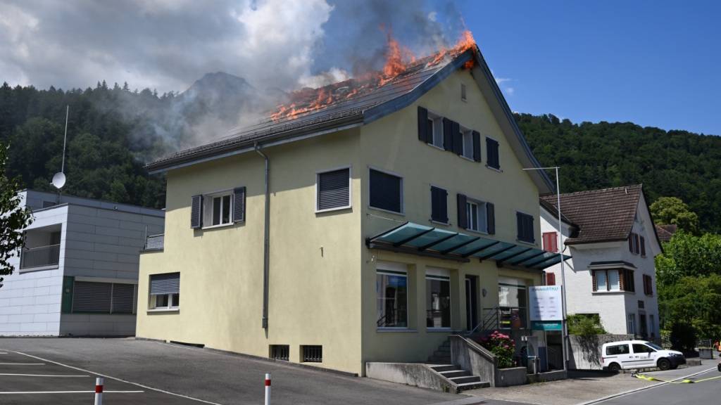 Der Sachschaden beläuft sich auf mehrere hunderttausend Franken.