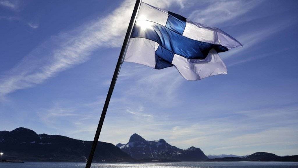 Finnlands Flagge auf dem Eisbrecher MSV Nordica - in Finnland lebt es sich angeblich am glücklichsten. (Symbolbild)