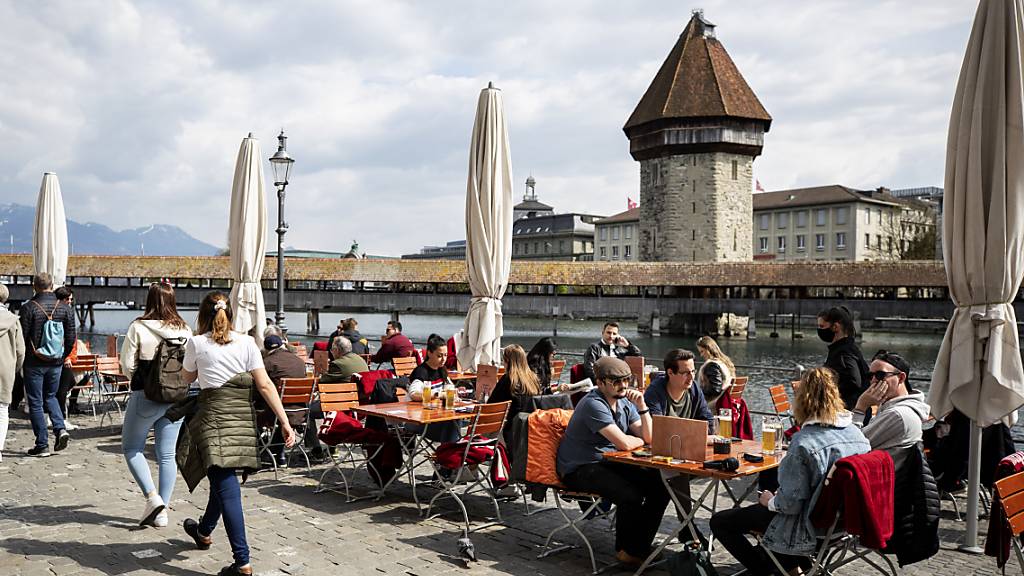 Auf der Terrasse eines Restaurants an der Reuss in Luzern.