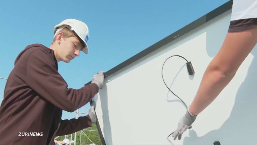 Schüler montieren Solarpanels aufs Dach