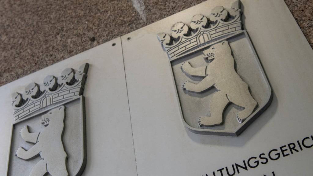 ARCHIV - Ein Hinweisschild weist auf das Verwaltungsgericht Berlin hin. Das Gericht prüft Klagen von Palästinensern in Gaza gegen Waffenlieferungen an Israel. Foto: Paul Zinken/dpa