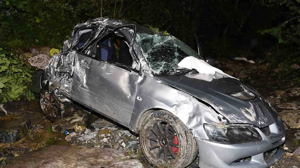 Tödlicher Unfall in Innerthal SZ: Das Auto kam stark beschädigt in einem Bach zum Stillstand.