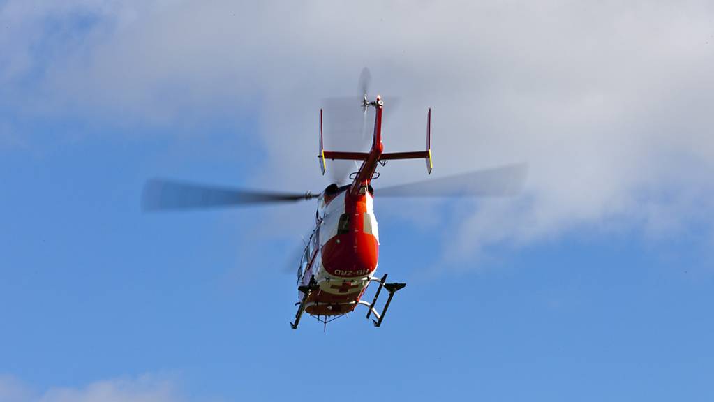 Ein Helikopter brachte den schwer verunfallten Bauer in ein Spital. (Symbolbild)