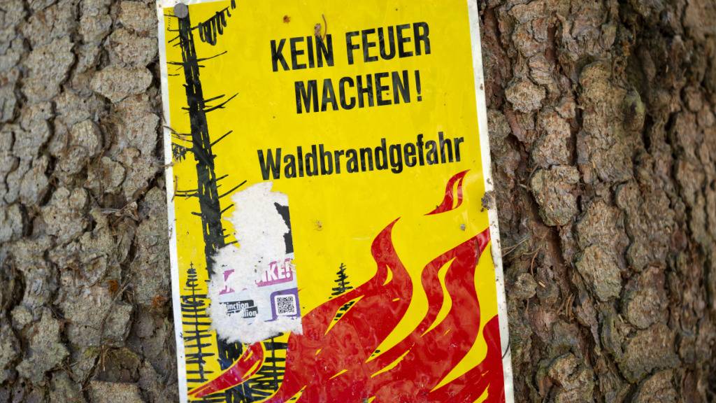 Nach wie vor herrscht verbreitet Waldbrandgefahr: Hinweisschild nahe Blatten bei Naters im Kanton Wallis.