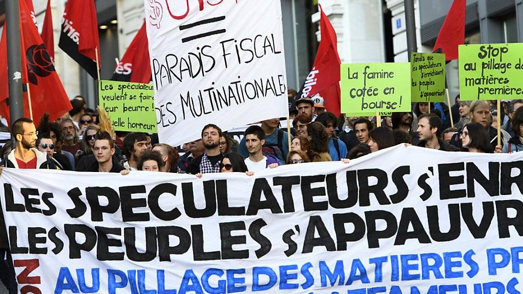 Rund 300 Menschen haben in Lausanne gegen den Rohstoff-Gipfel protestiert.