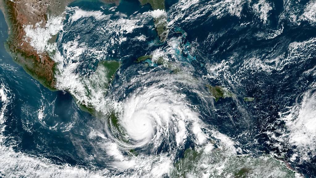 Auf diesem von der NASA zur Verfügung gestellten Bild ist Hurrikan «Iota» über Mittelamerika zu sehen. Mit anhaltenden Windgeschwindigkeiten von 260 Kilometern pro Stunde bewegte er sich am Montag auf die Küste von Honduras und Nicaragua zu, wie das Nationale Hurrikanzentrum der USA mitteilte. Foto: Nasa Earth/ZUMA Wire/dpa