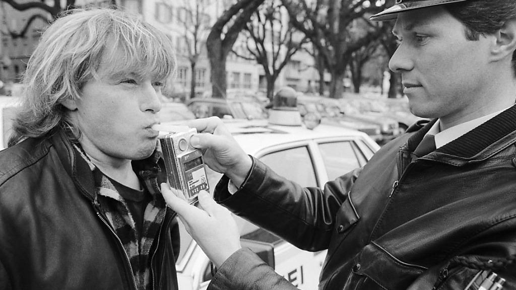 Nur 69 Prozent setzen sich nie nach Alkohol hinters Steuer: Atemluft-Kontrolle der Stadtpolizei Zürich im März 1980. (Archivbild)