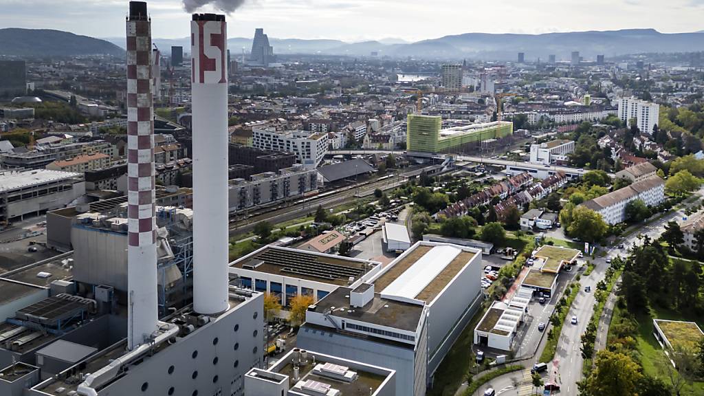 Die Bodenbelastung mit Dioxinen und Furanen rund um Kehrichtverbrennungsanlagen (KVA) ist laut dem Bundesrat historisch bedingt: Drohnenaufnahme der Basler KVA. (Archivbild)