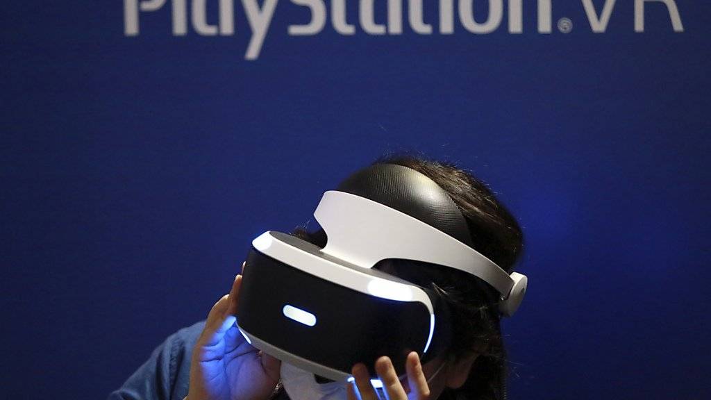 Spieler sollen mit der Brille Playstation VR in virtuelle Welten eintauchen können. Die Branche erwartet, dass der Markt für solche Geräte und Anwendungen bald durchstarten wird und erhoffen sich kräftige Umsätze.
