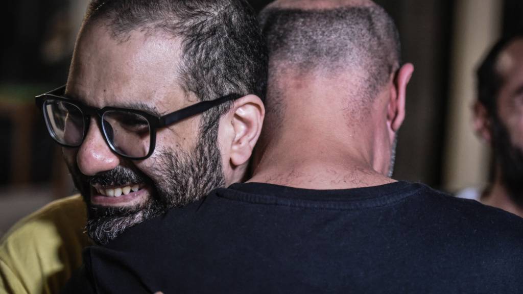 ARCHIV - Der Demokratie-Aktivist Alaa Abdel Fattah wird nach seiner Begnadigung und Freilassung von Freunden und Verwandten bei seiner Ankunft in Kairo begrüßt. Foto: Mohamed El Raai/dpa (Archivbild)