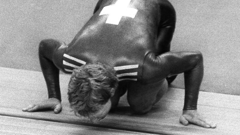 Robert Dill-Bundi küsst nach seinem Olympiasieg bei den Boykott-Spielen 1980 in Moskau die Bahn. Das Bild ging um die Welt