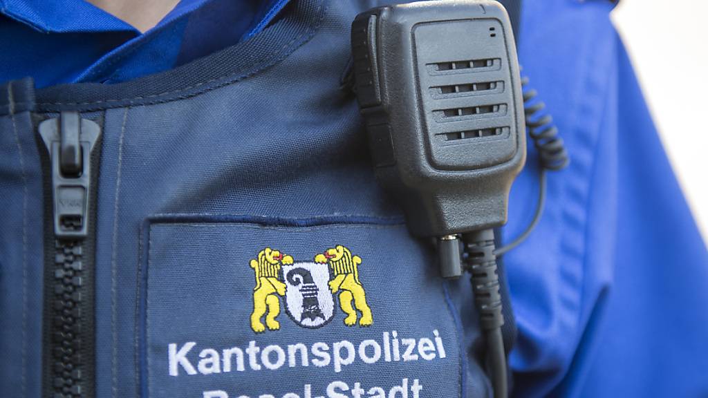 Zwei unbekannte Männer haben am Freitagabend in Basel vier Personen mit einer Stichwaffe verletzt. (Archivbild)