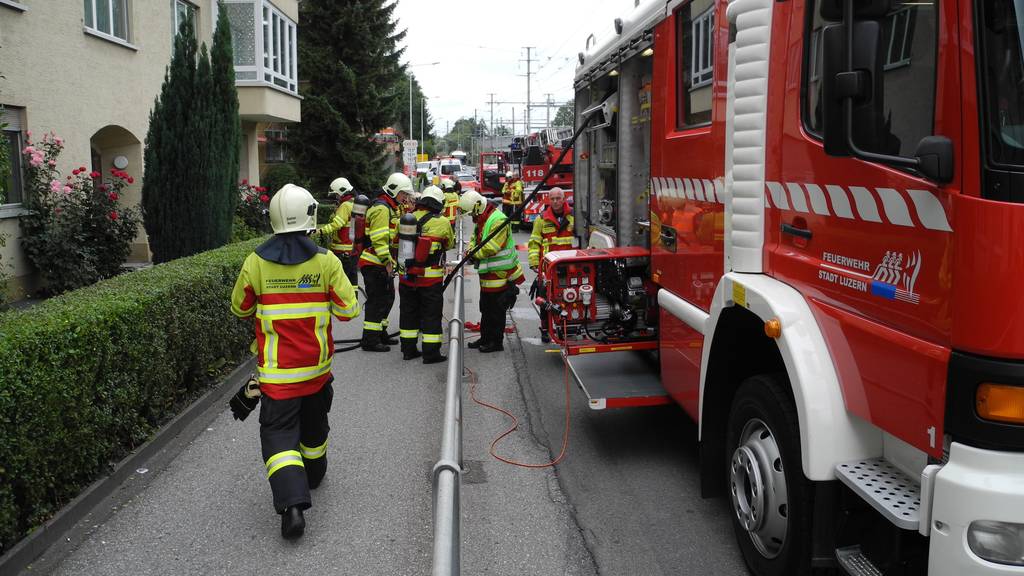 Elf Personen wegen Küchenbrand evakuiert