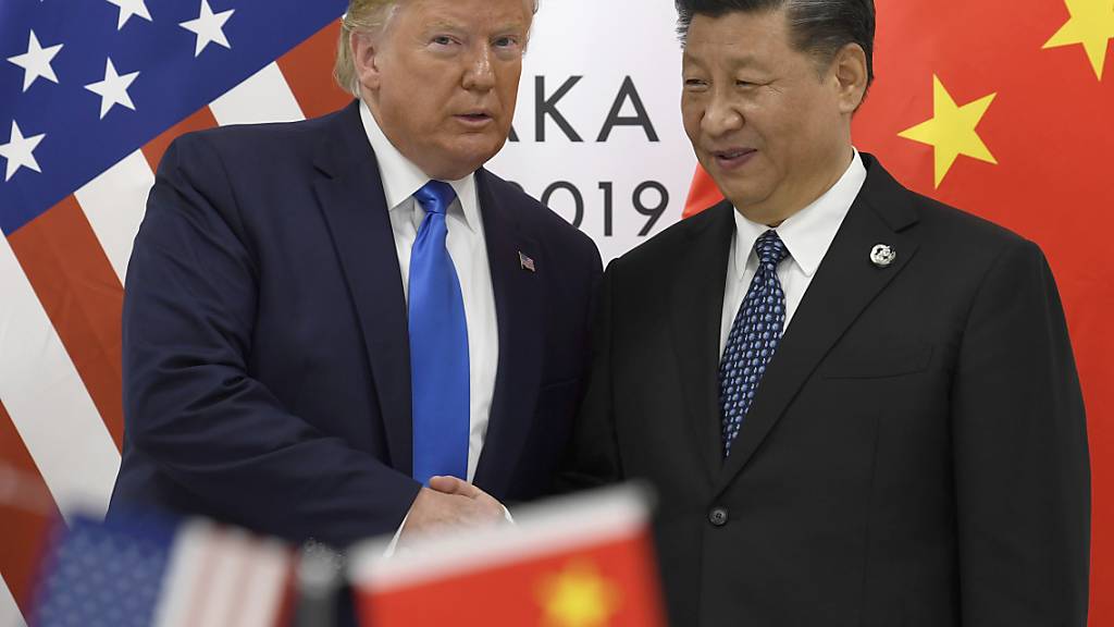 China unter der Führung von Xi Jinping (rechts) kommt US-Präsident Donald Trump im Handelsstreit entgegen und reduziert Strafzölle auf US-Importe. (Archivbild)