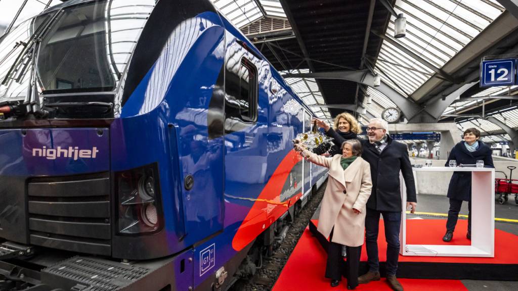 Die SBB haben am Donnerstag in Zürich den neusten Nachtzug präsentiert. Véronique Stephan, Mitglied der SBB Konzernleitung und Leiterin Markt Personenverkehr (vorne), Sabine Stock, Vorständin ÖBB Personenverkehr AG, und der Zürcher Stadtrat Andreas Hauri tauften den Nightjet.