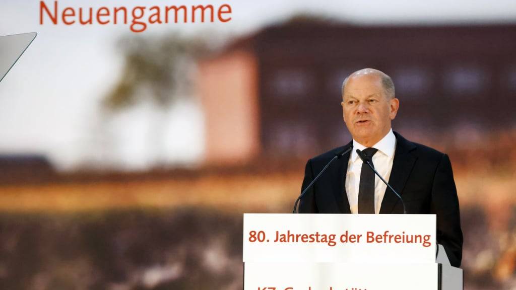 Der scheidende Bundeskanzler Olaf Scholz spricht bei der zentralen Hamburger Gedenkfeier zum 80. Jahrestag der Befreiung der Häftlinge des KZ Neuengamme. Foto: Georg Wendt/dpa