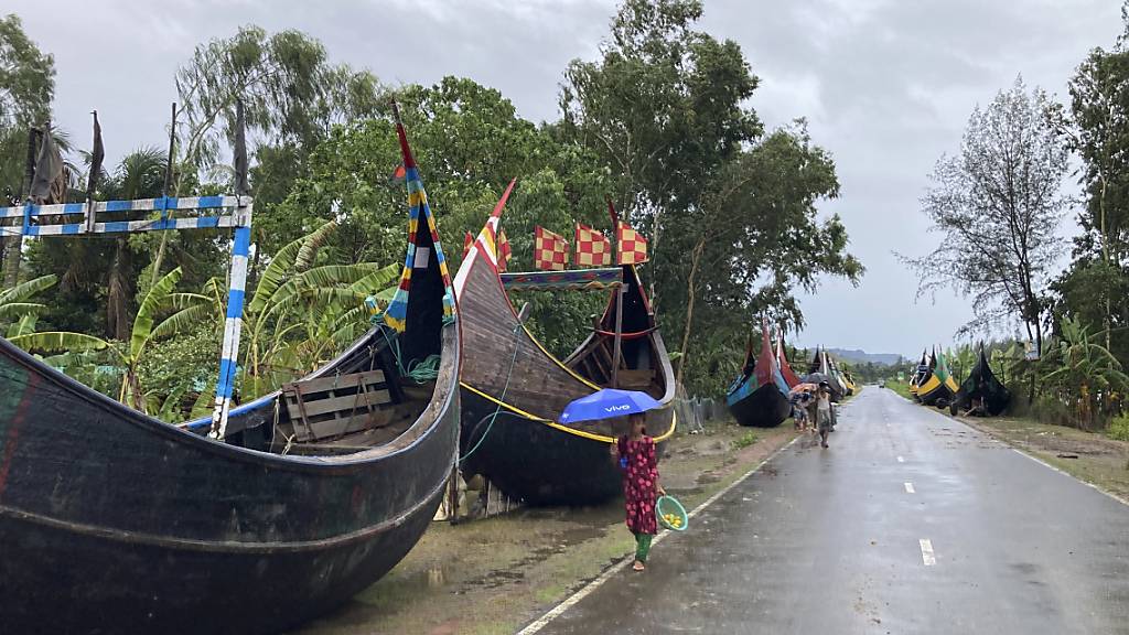 Boote sind entlang einer Straße in der Nähe der Küste abgestellt. Bangladesch und Myanmar bereiten sich auf den tropischen Wirbelsturm Mocha vor, der auf ihre Küstengebiete trifft. Die Behörden riefen Menschen in beiden Ländern auf, Schutz zu suchen. Foto: Al-emrun Garjon/AP