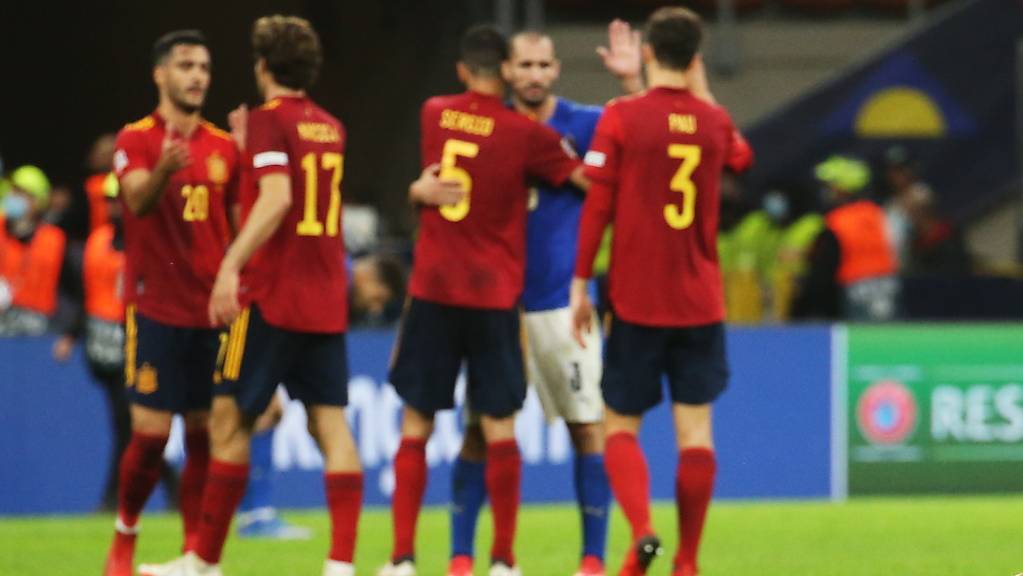 Italiens Federico Chiesa liegt enttäuscht im Rasen, während sich die Spanier dahinter über ihren Finaleinzug freuen