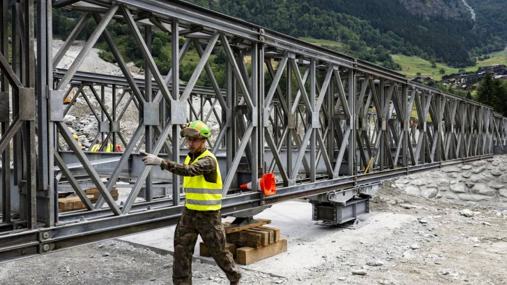 Die neue provisorische Notbrücke über den Wildbach Fregnoley im oberen Val de Bagnes VS wurde von der Armee errichtet.