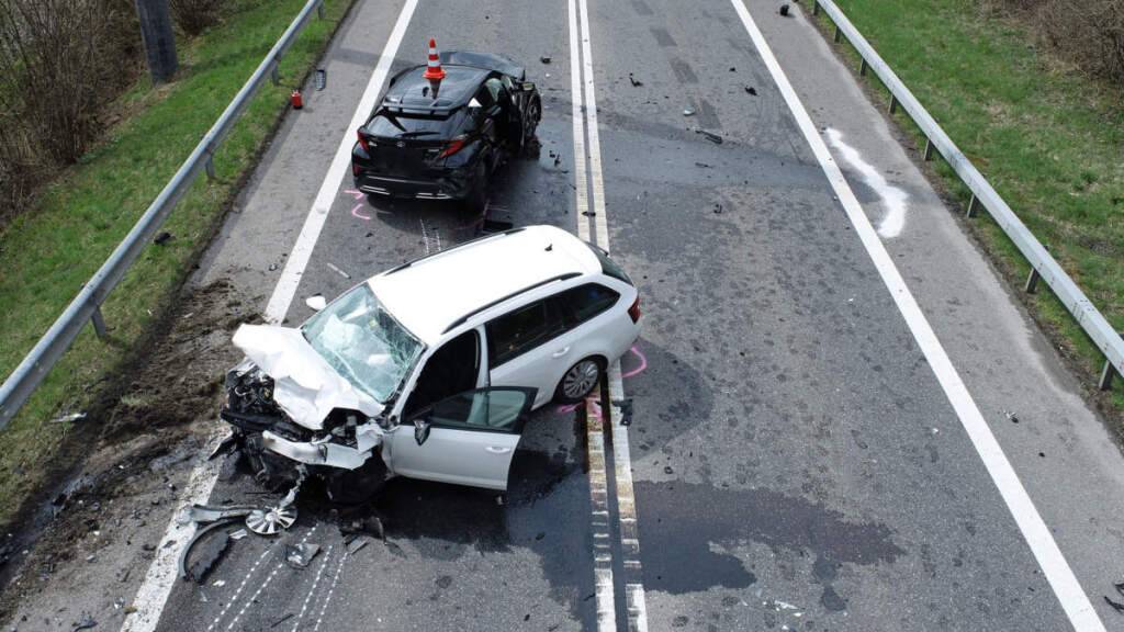 Auf der Gegenfahrbahn frontal in ein anderes Auto geprallt ist in Malters, Kanton Luzern, am Samstag ein Mann gestorben.