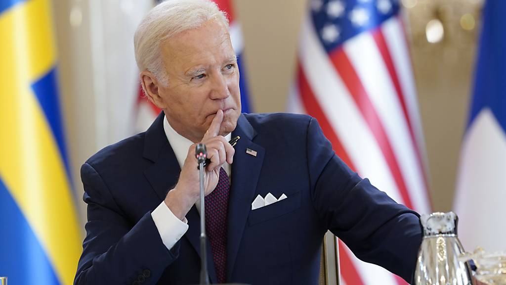 Joe Biden, Präsident der USA, hört während eines Treffens den nordischen Staats- und Regierungschefs in Helsinki zu. Foto: Susan Walsh/AP/dpa