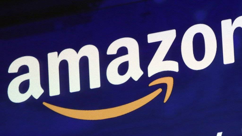 Der US-Internethändler Amazon hat als zweites Unternehmen nach Apple an der Börse die Billionenmarke geknackt. (Archiv)