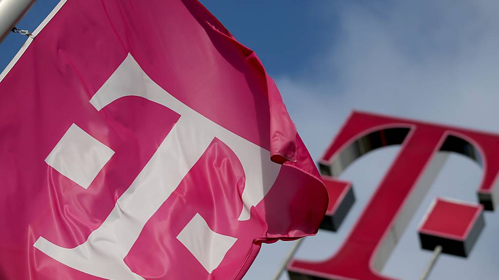Markenzeichen Pink: Die Deutsche Telekom schraubt die Prognose für das laufende Jahr hoch. (Archivbild)